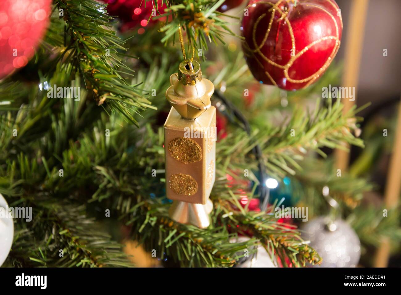 Candy Form Weihnachtsverzierung auf Pine Tree, Detail, Nahaufnahme. Weihnachten Dekorationen Kugeln auf immergrünen Baum Stockfoto
