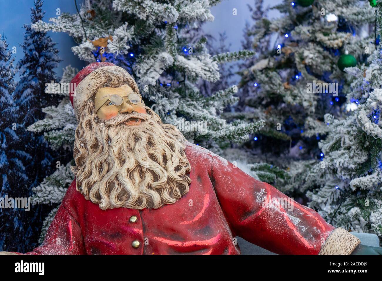 Ein traditionelles Christkind oder Weihnachtsmann Weihnachten Dekoration Statue Stockfoto