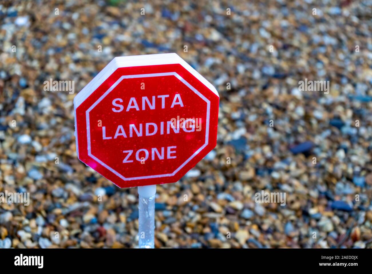 Ein rotes Santa Landing Zone Zeichen in der Regel die Seite ein Haus zu Weihnachten von Kindern zu erhalten, Weihnachtsmann, es zu stoppen Stockfoto