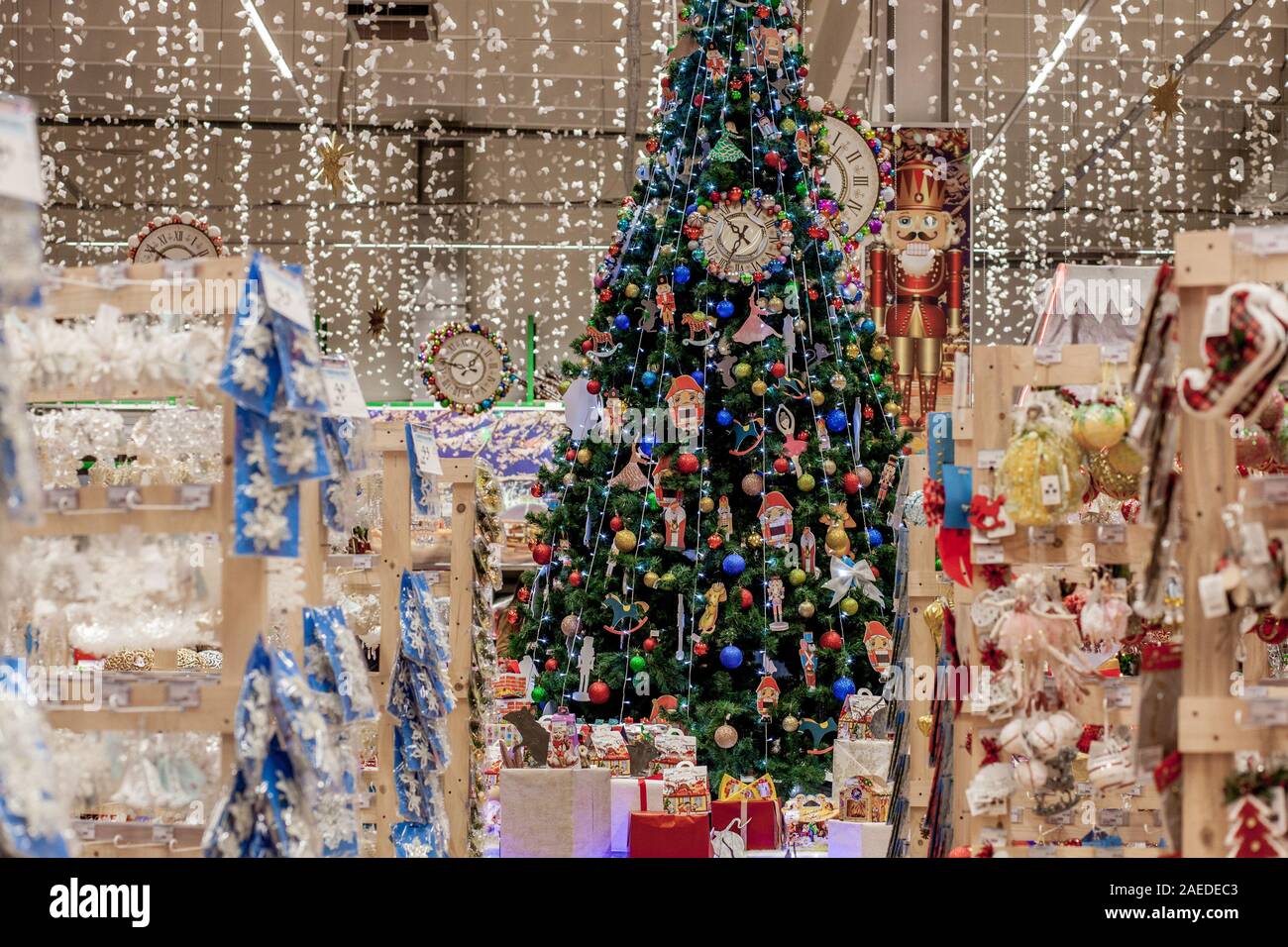 Ternopil, Ukraine - November 16, 2019: Neujahr, Weihnachten Inneneinrichtung. Eingerichtete neue Jahr Tannen im Shop Stockfoto