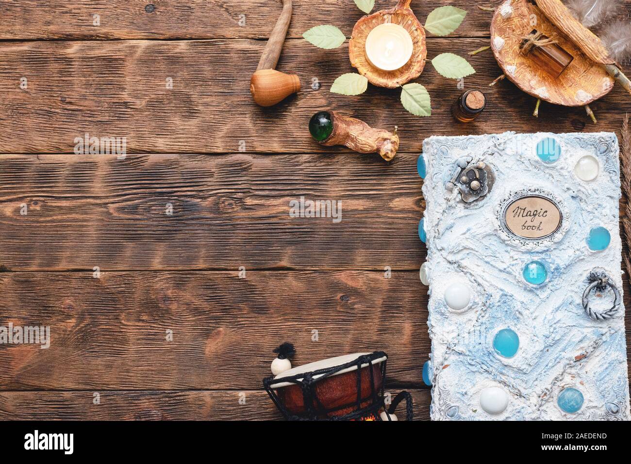 Buch der Magie auf Wizard Tabelle Konzept Hintergrund. Schamane Zubehör. Stockfoto