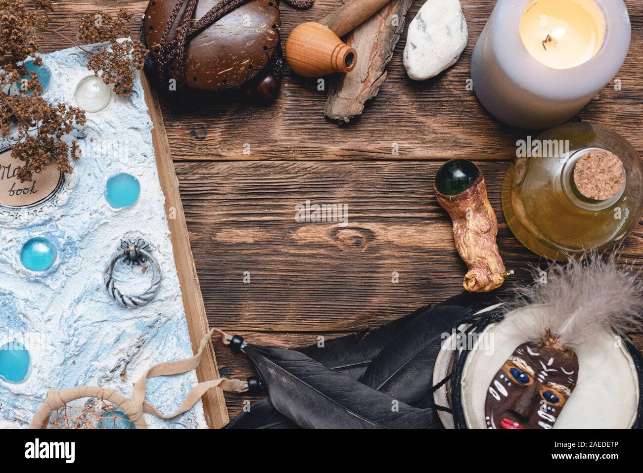 Buch der Magie auf Wizard Tabelle Konzept Hintergrund. Schamane Zubehör. Stockfoto