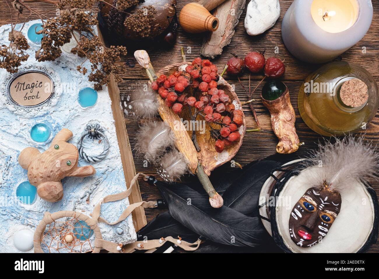 Buch der Magie auf Wizard Tabelle Konzept Hintergrund. Schamane Zubehör. Stockfoto