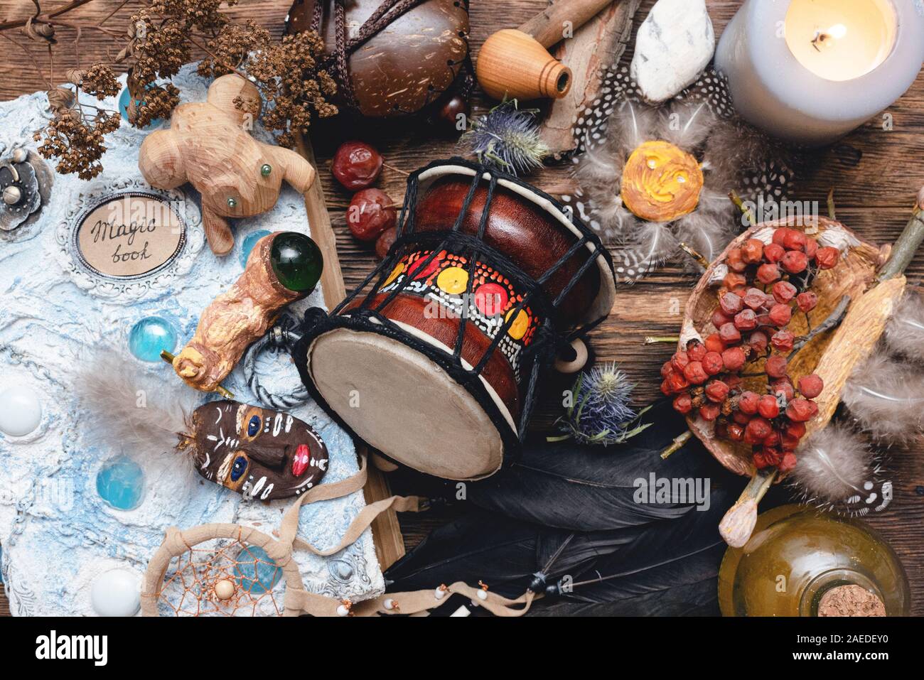 Buch der Magie auf Wizard Tabelle Konzept Hintergrund. Schamane Zubehör. Stockfoto