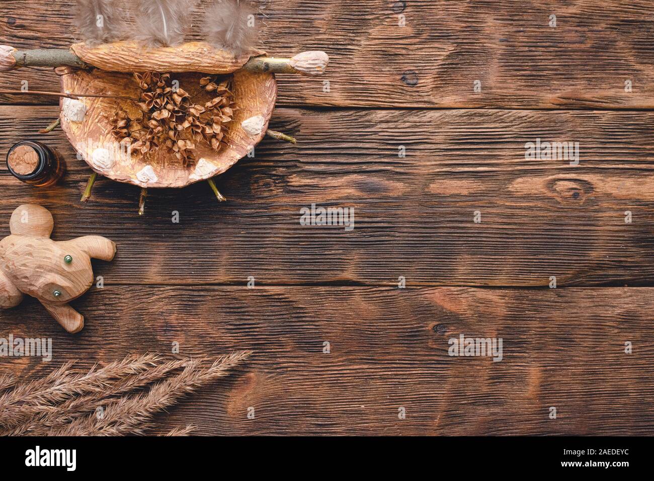 Schamane Zubehör auf hölzernen Tisch Hintergrund. Stockfoto