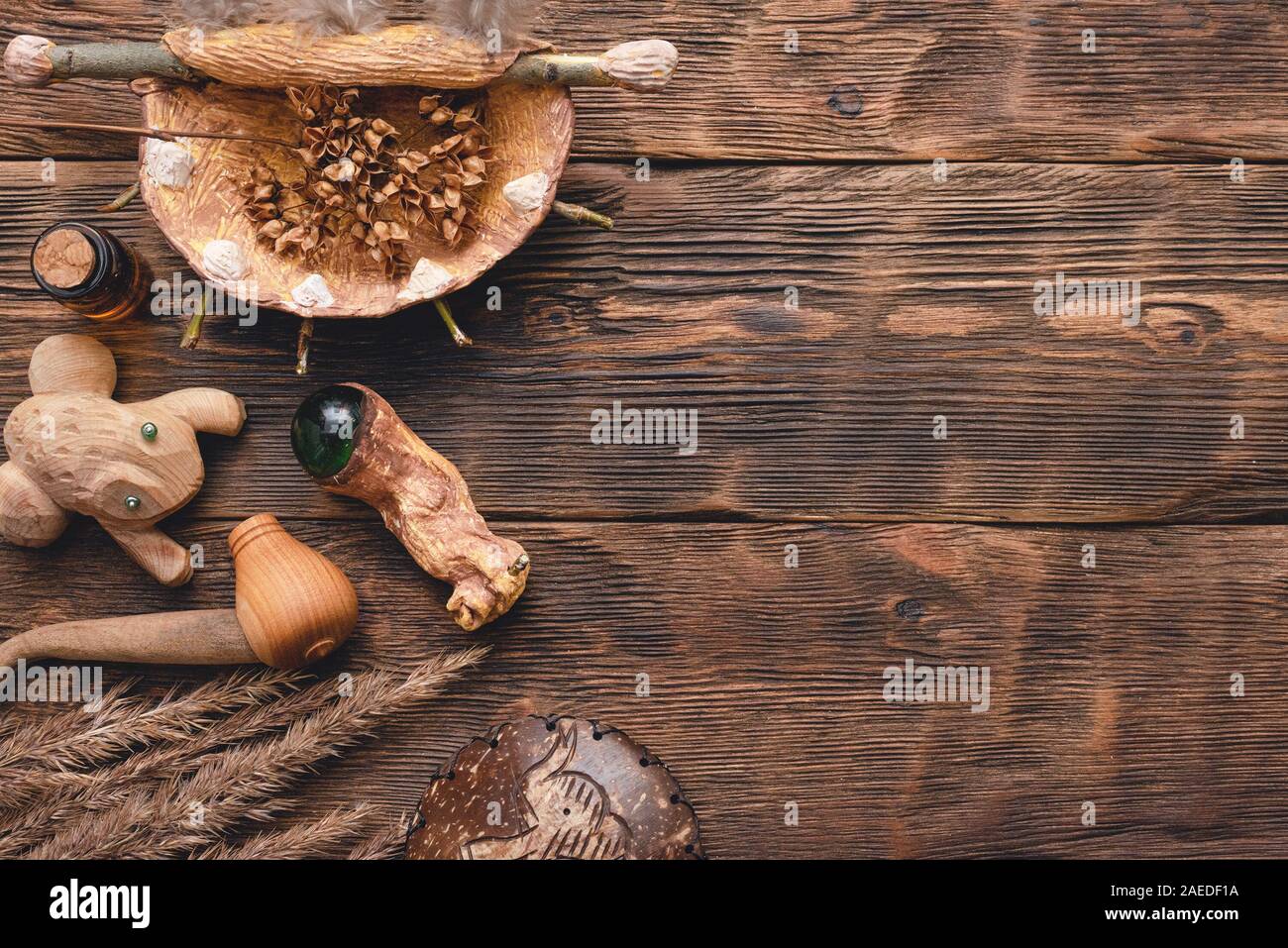 Schamane Zubehör auf hölzernen Tisch Hintergrund. Stockfoto