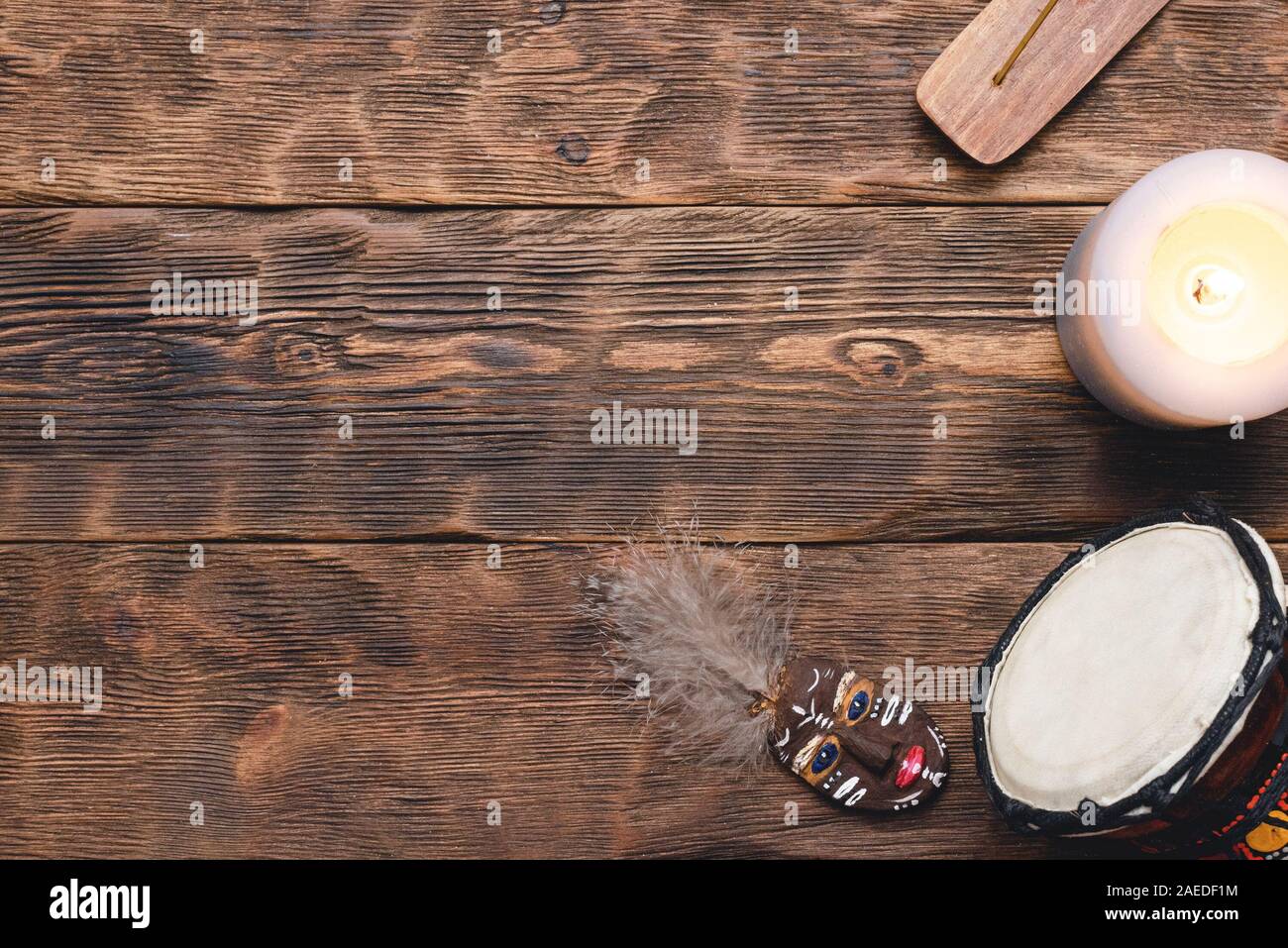 Schamane Zubehör auf hölzernen Tisch Hintergrund. Stockfoto