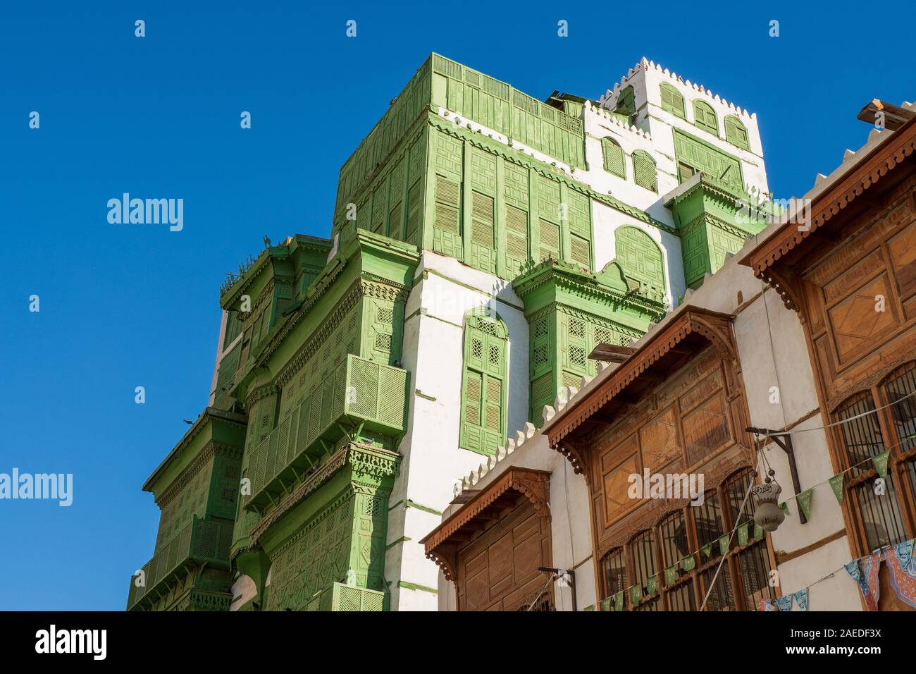 Blick auf die berühmte grünlich Noorwali coral Stadthaus im Souk Al Alawi Straße im historischen Zentrum der Stadt Al Balad, Jeddah, Saudi-Arabien Stockfoto
