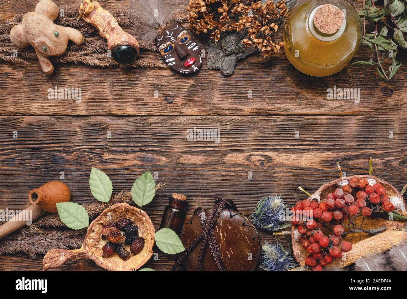 Schamane Zubehör auf hölzernen Tisch Hintergrund. Magic equipment Konzept. Stockfoto