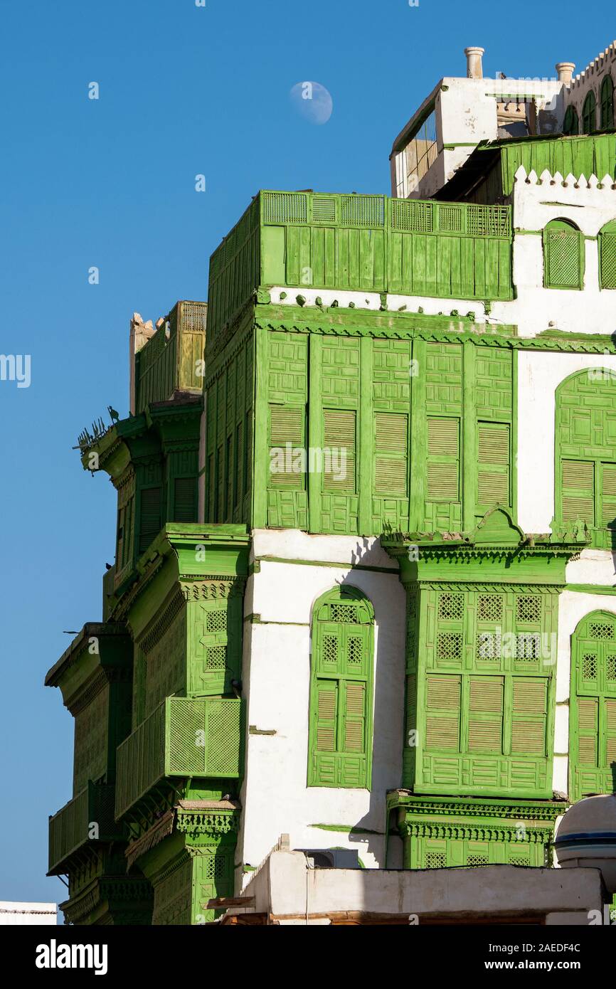Blick auf die berühmte grünlich Noorwali coral Stadthaus im Souk Al Alawi Straße im historischen Zentrum der Stadt Al Balad, Jeddah, Saudi-Arabien Stockfoto