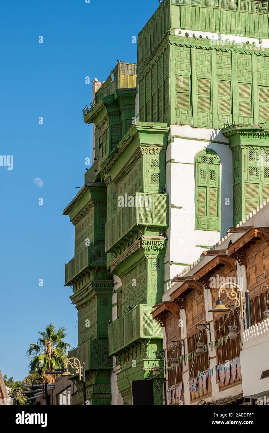 Blick auf die berühmte grünlich Noorwali coral Stadthaus im Souk Al Alawi Straße im historischen Zentrum der Stadt Al Balad, Jeddah, Saudi-Arabien Stockfoto