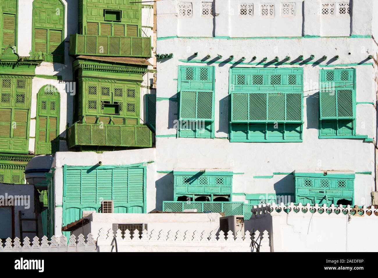 Blick auf die berühmte grünlich Noorwali coral Stadthaus im Souk Al Alawi Straße im historischen Zentrum der Stadt Al Balad, Jeddah, Saudi-Arabien Stockfoto