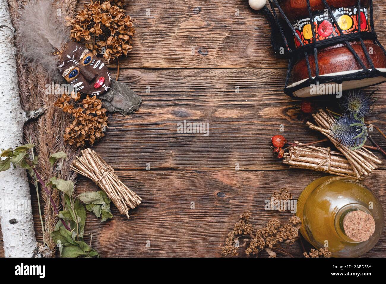 Schamane Zubehör auf hölzernen Tisch Hintergrund. Stockfoto