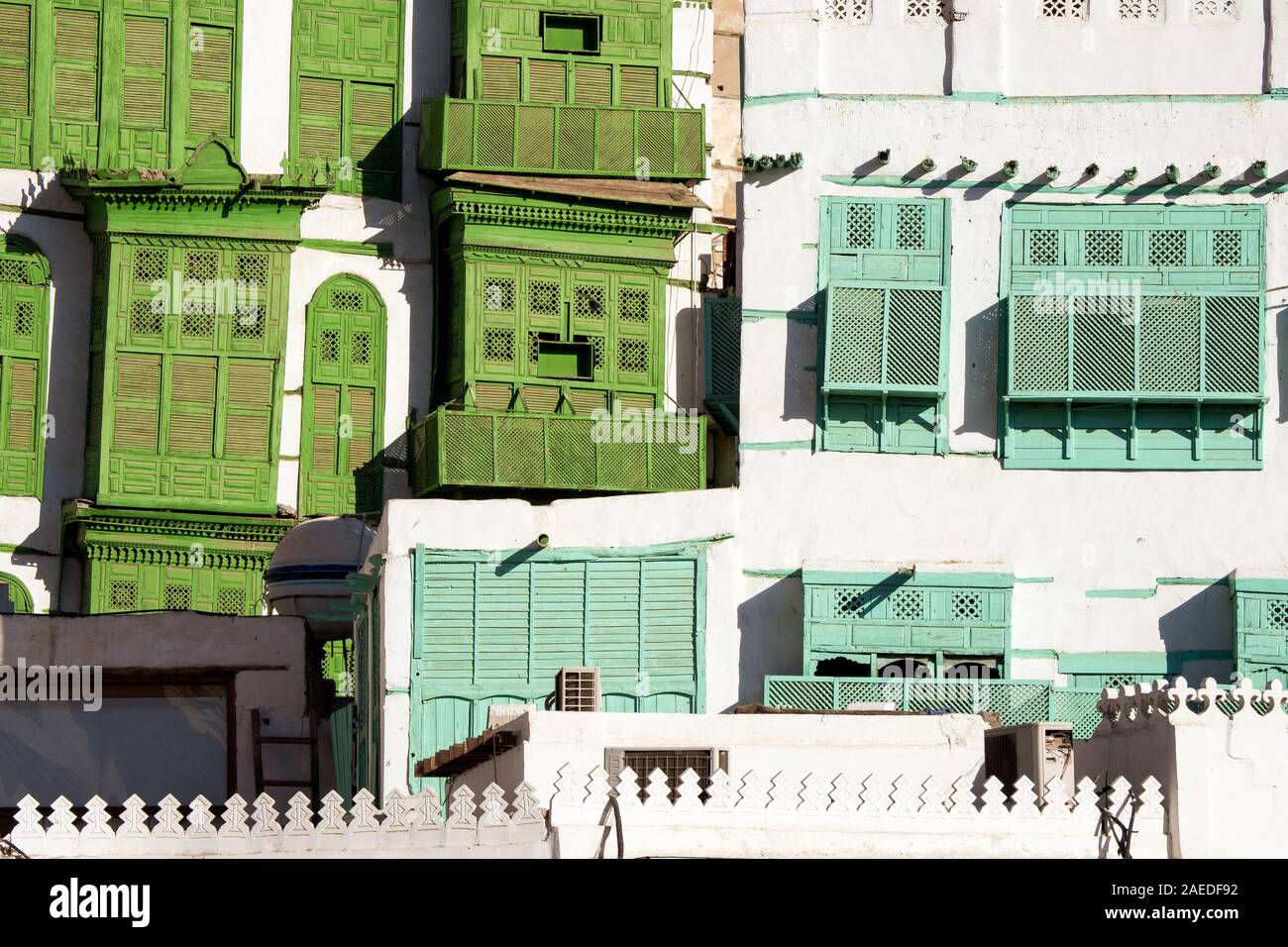 Blick auf die berühmte grünlich Noorwali coral Stadthaus im Souk Al Alawi Straße im historischen Zentrum der Stadt Al Balad, Jeddah, Saudi-Arabien Stockfoto