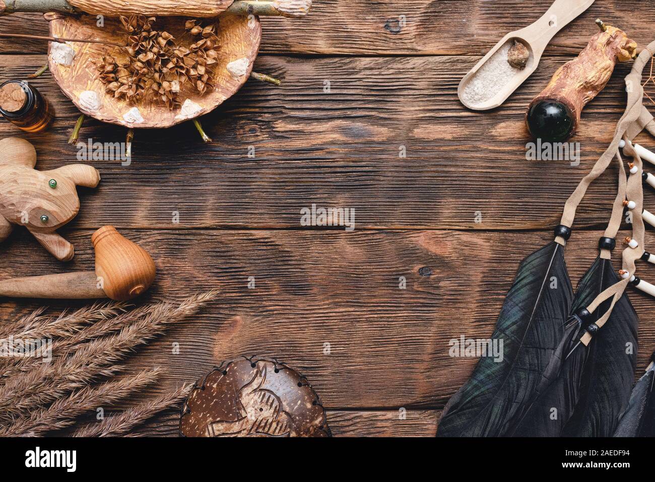 Schamane Zubehör und Maske Amulett auf hölzernen Tisch Hintergrund mit kopieren. Magic Tabelle Konzept. Stockfoto