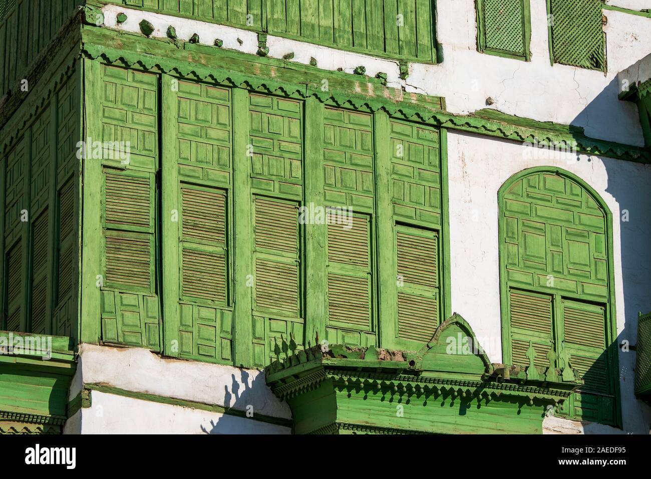 Nahaufnahme der grünlich Noorwali coral Stadthaus im Souk Al Alawi Straße im historischen Zentrum der Stadt Al Balad, Jeddah, Saudi-Arabien Stockfoto