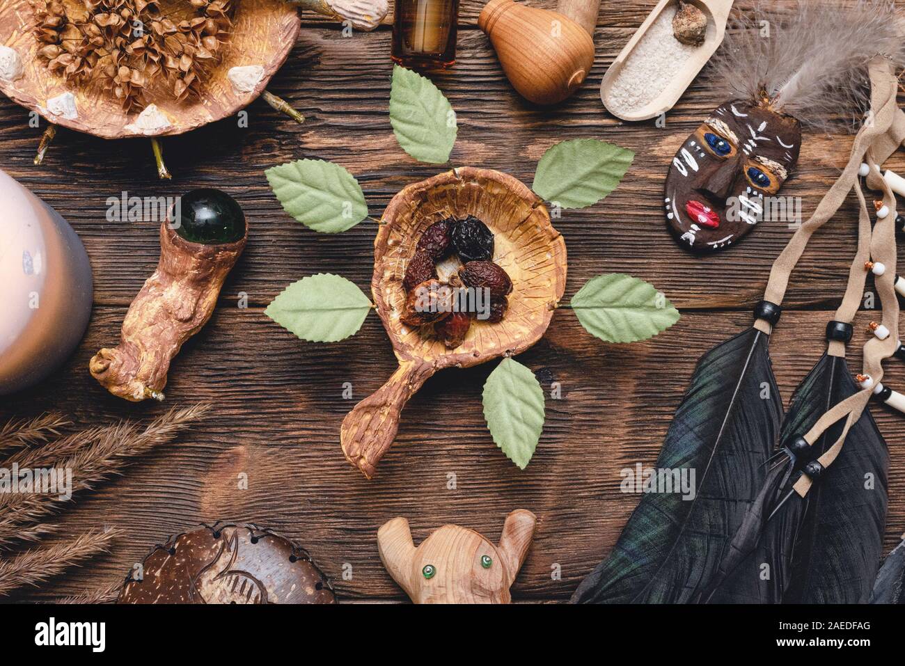 Schamane Zubehör auf hölzernen Tisch Hintergrund. Magic Tabelle Konzept. Stockfoto
