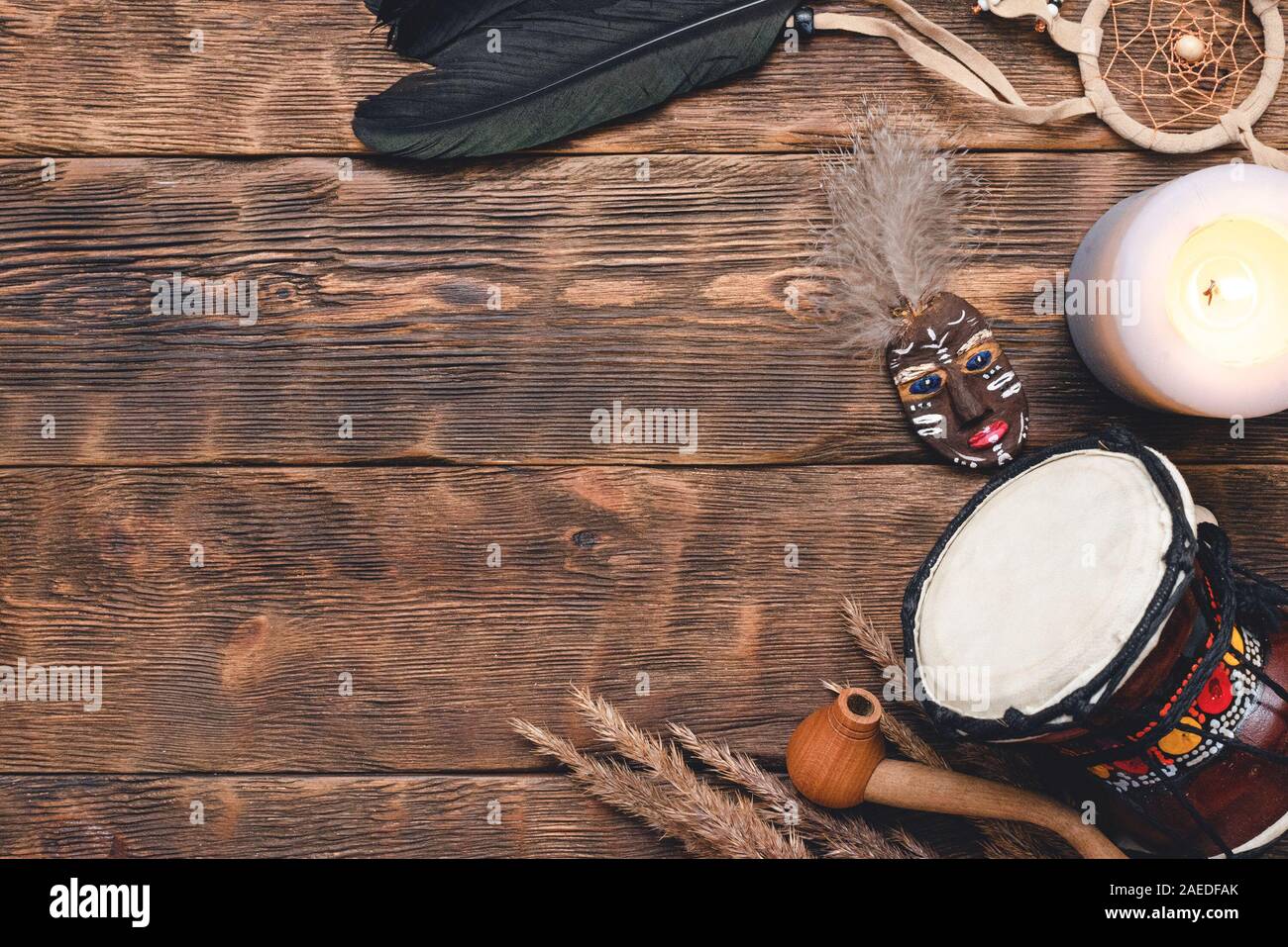 Schamane Zubehör und Maske Amulett auf hölzernen Tisch Hintergrund mit kopieren. Magic Tabelle Konzept. Stockfoto