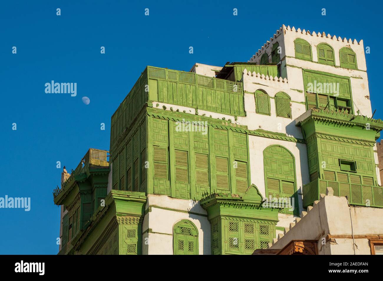 Blick auf die berühmte grünlich Noorwali coral Stadthaus im Souk Al Alawi Straße im historischen Zentrum der Stadt Al Balad, Jeddah, Saudi-Arabien Stockfoto