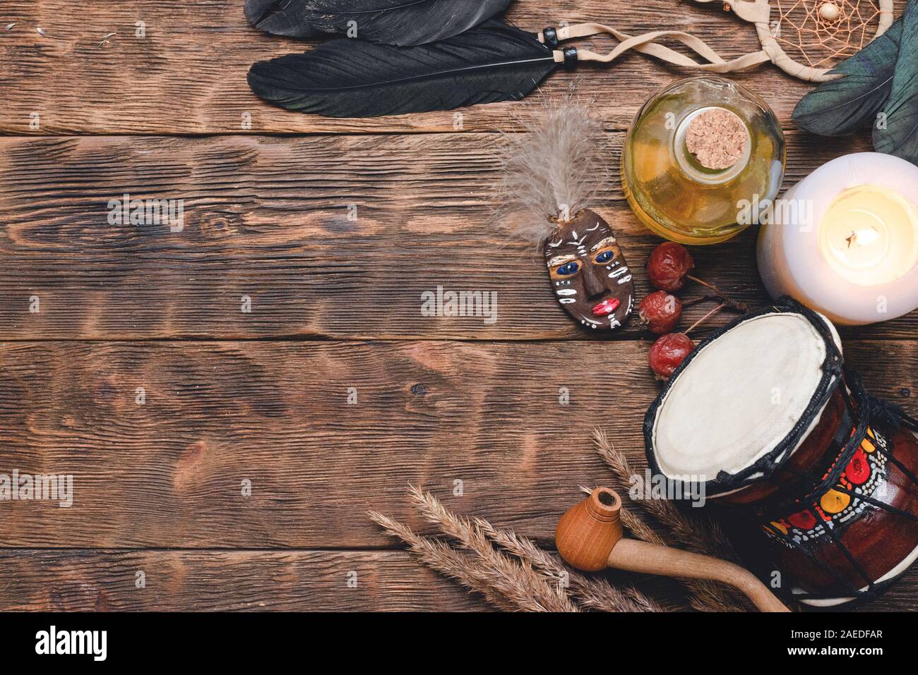 Schamane Zubehör und Maske Amulett auf hölzernen Tisch Hintergrund mit kopieren. Magic Tabelle Konzept. Stockfoto