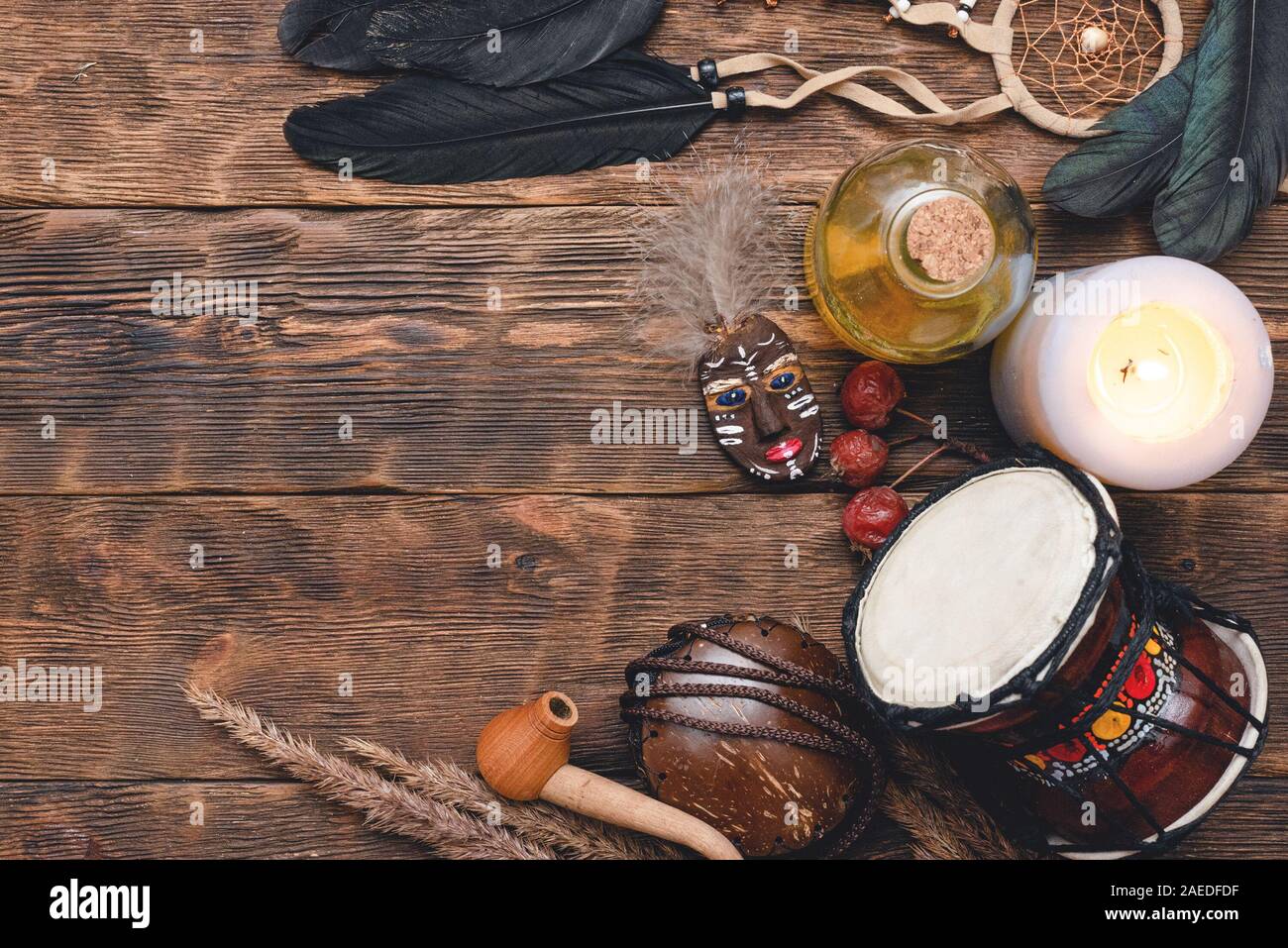 Schamane Zubehör und Maske Amulett auf hölzernen Tisch Hintergrund mit kopieren. Magic Tabelle Konzept. Stockfoto