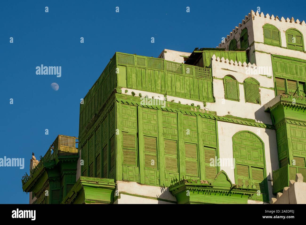 Blick auf die berühmte grünlich Noorwali coral Stadthaus im Souk Al Alawi Straße im historischen Zentrum der Stadt Al Balad, Jeddah, Saudi-Arabien Stockfoto