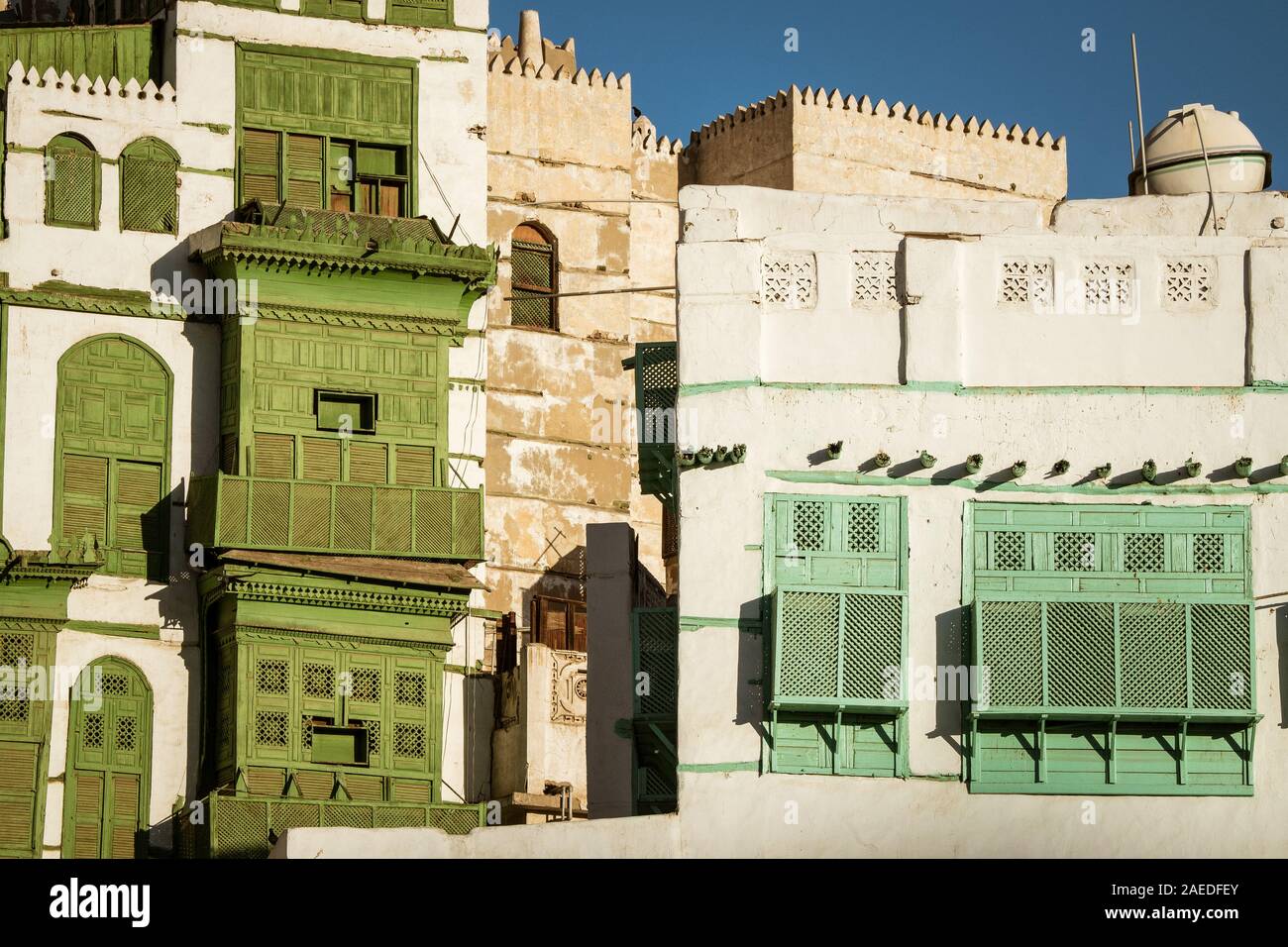 Blick auf die berühmte grünlich Noorwali coral Stadthaus im Souk Al Alawi Straße im historischen Zentrum der Stadt Al Balad, Jeddah, Saudi-Arabien Stockfoto