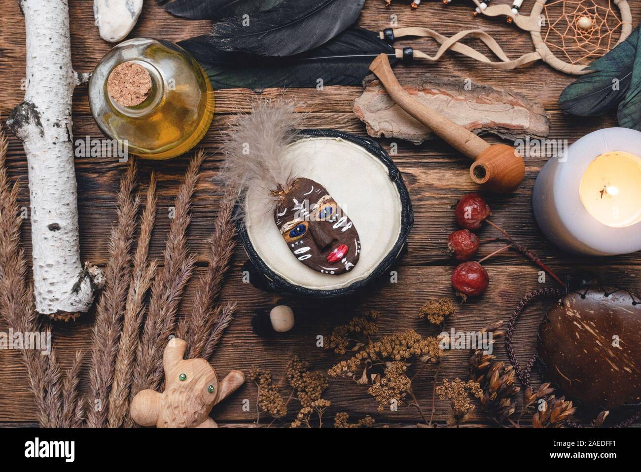 Schamane Zubehör auf hölzernen Tisch Hintergrund. Magic Tabelle Konzept. Stockfoto