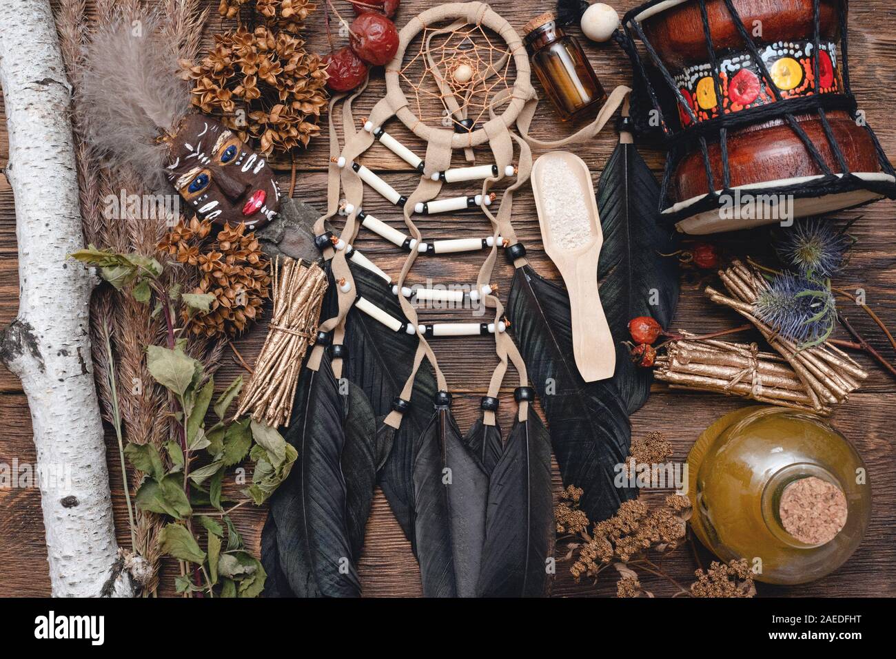 Dreamcatcher, Trommel und getrocknete Kräuter auf hölzernen Tisch Hintergrund. Magic Tabelle Konzept. Stockfoto