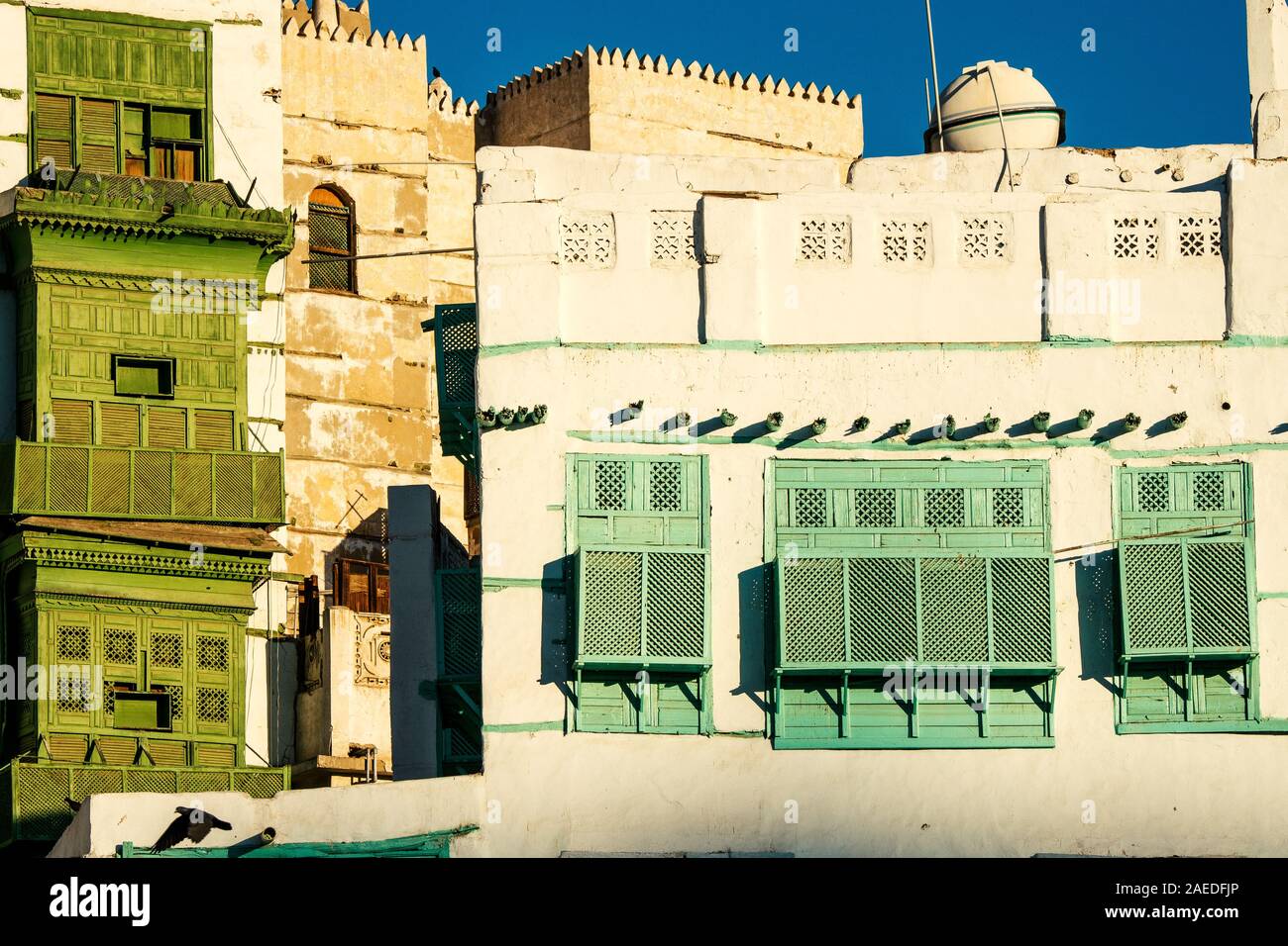Blick auf die berühmte grünlich Noorwali coral Stadthaus im Souk Al Alawi Straße im historischen Zentrum der Stadt Al Balad, Jeddah, Saudi-Arabien Stockfoto
