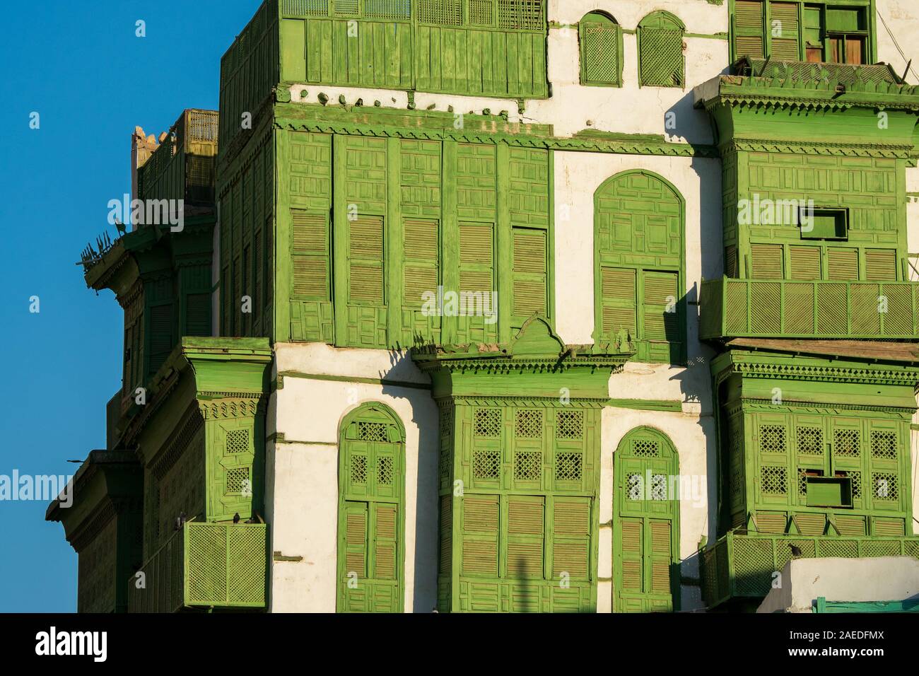 Nahaufnahme der grünlich Noorwali coral Stadthaus im Souk Al Alawi Straße im historischen Zentrum der Stadt Al Balad, Jeddah, Saudi-Arabien Stockfoto