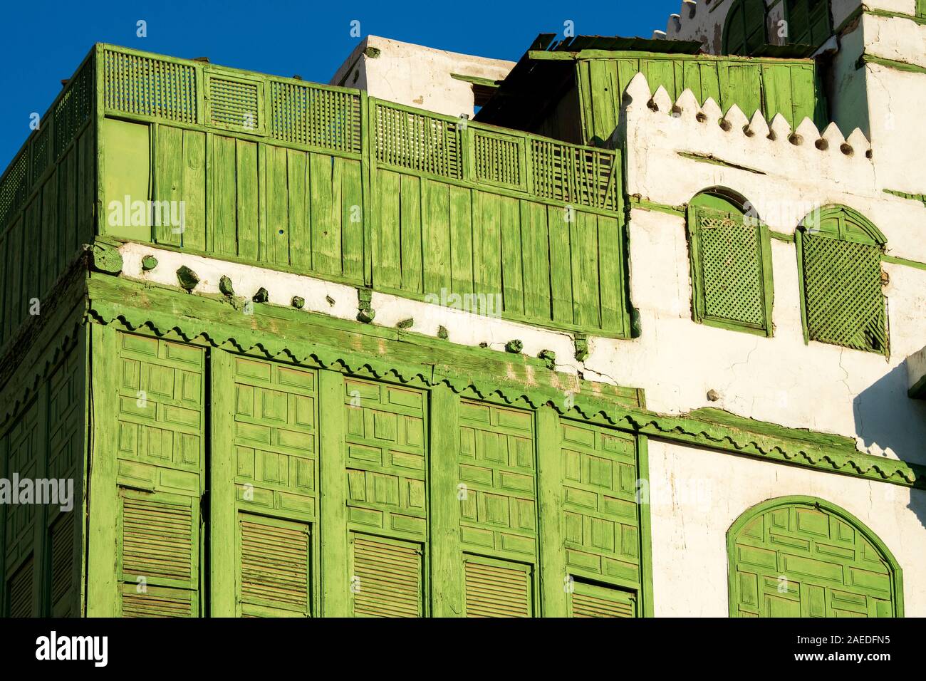 Blick auf die berühmte grünlich Noorwali coral Stadthaus im Souk Al Alawi Straße im historischen Zentrum der Stadt Al Balad, Jeddah, Saudi-Arabien Stockfoto