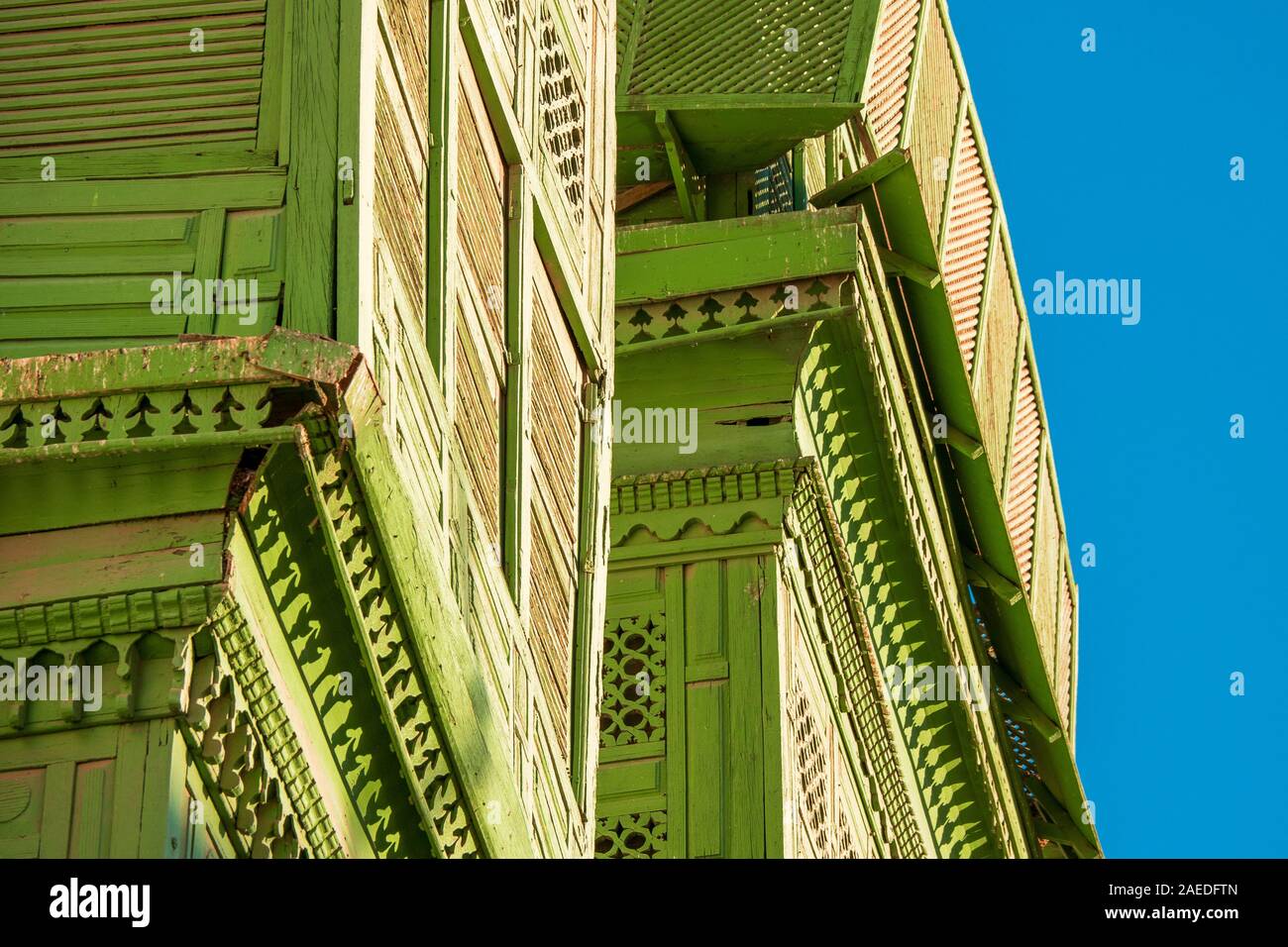 Nahaufnahme der grünlich Noorwali coral Stadthaus im Souk Al Alawi Straße im historischen Zentrum der Stadt Al Balad, Jeddah, Saudi-Arabien Stockfoto