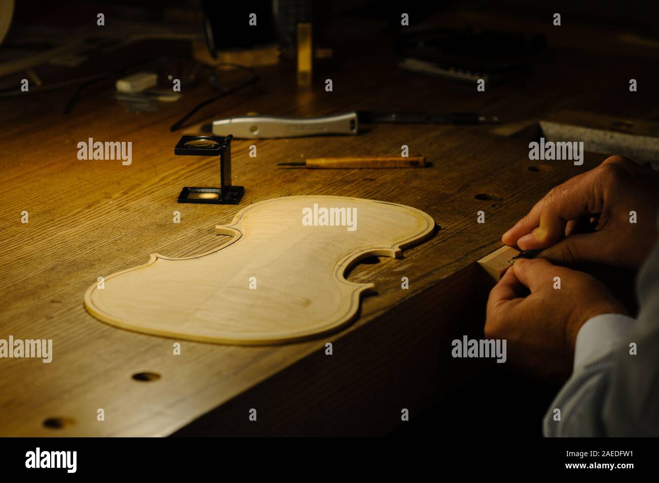 Geigenbauer bei der Arbeit Stockfoto