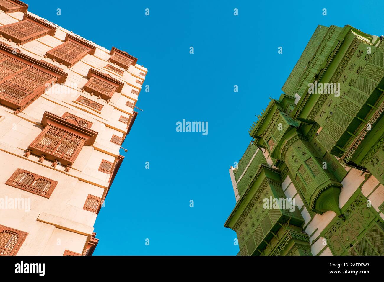 Blick auf die berühmte grünlich Noorwali coral Stadthaus im Souk Al Alawi Straße im historischen Zentrum der Stadt Al Balad, Jeddah, Saudi-Arabien Stockfoto