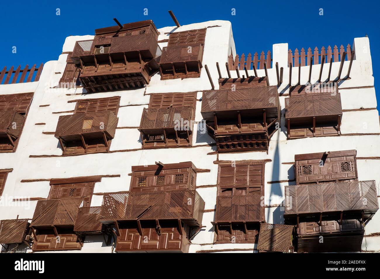 Außenansicht eines kürzlich renovierten traditionellen Wohngegend Stadthaus in der historischen Altstadt Al Balad, Jeddah, Saudi-Arabien Stockfoto