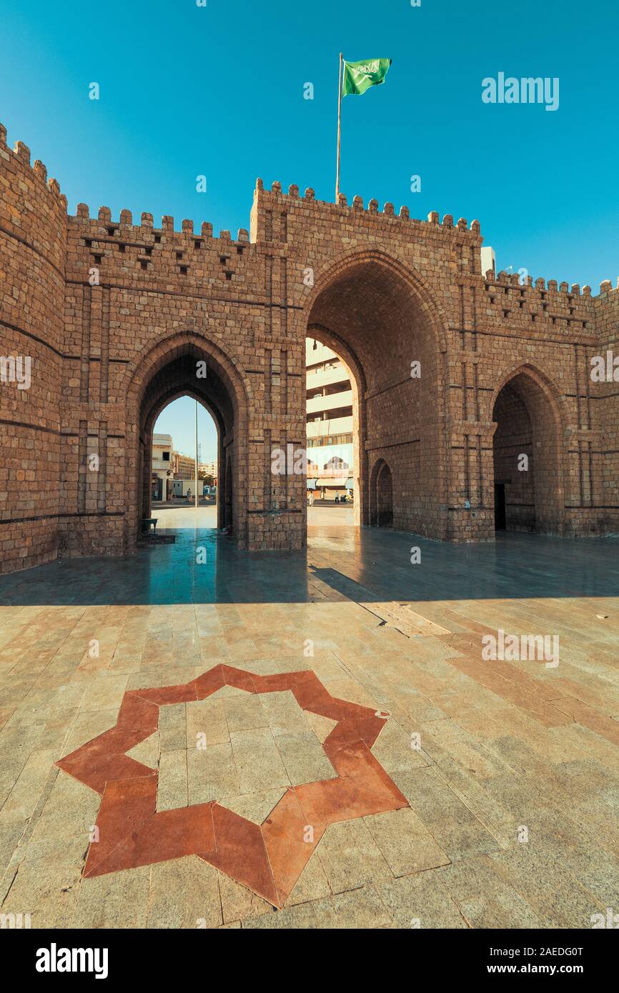 Außenansicht des gemauerte Makkah Gate oder Baab Makkah, ein altes Stadttor am Eingang der Altstadt (Al Balad) von Jeddah, Saudi Arabien Stockfoto