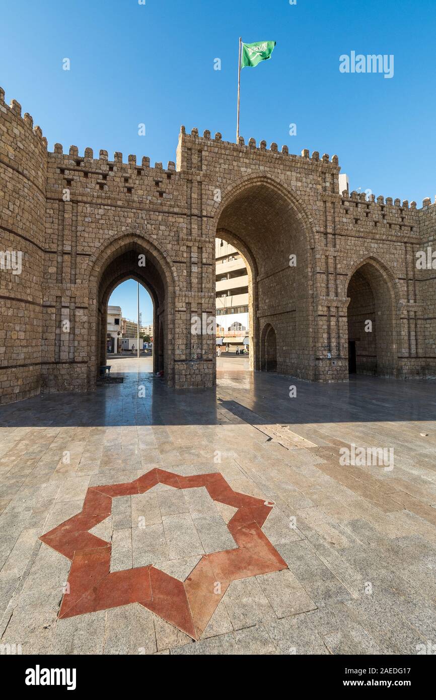 Außenansicht des gemauerte Makkah Gate oder Baab Makkah, ein altes Stadttor am Eingang der Altstadt (Al Balad) von Jeddah, Saudi Arabien Stockfoto