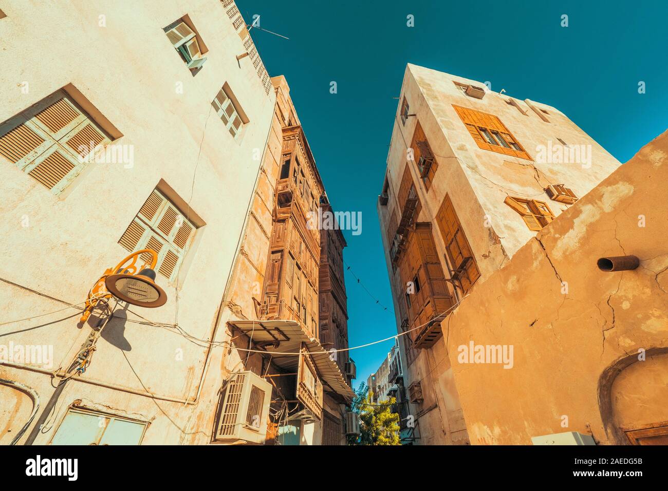 Außenansicht von heruntergekommenen traditionellen Wohngebäude an der Historic District, Al Balad, Altstadt von Jeddah, Saudi-Arabien Stockfoto