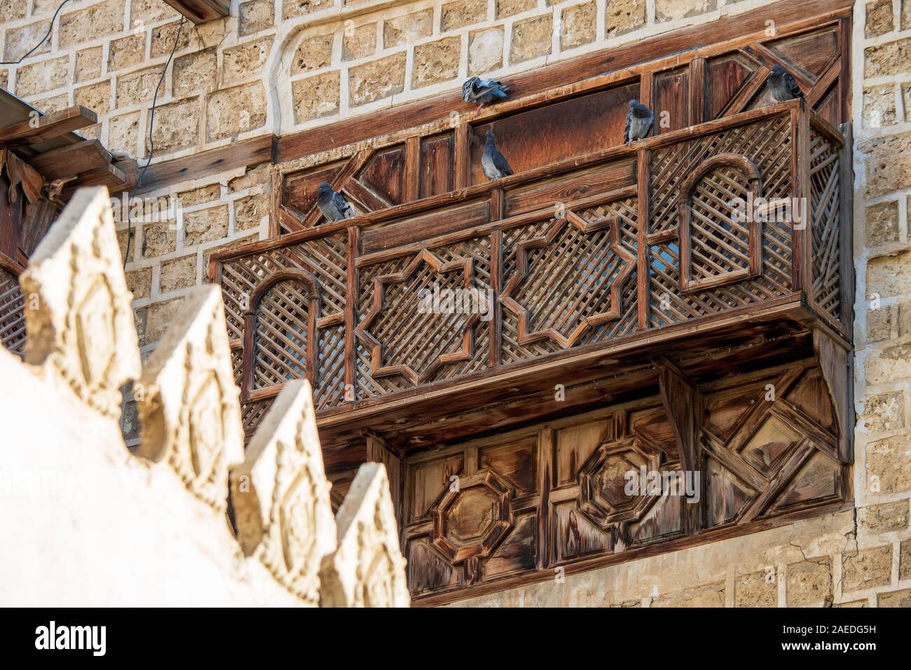 Nahaufnahme von einem Balkon eines typischen Coral Stadthaus in der Nähe des Souk Al Alawi Straße im historischen Zentrum der Stadt Al Balad, Jeddah, Saudi-Arabien Stockfoto