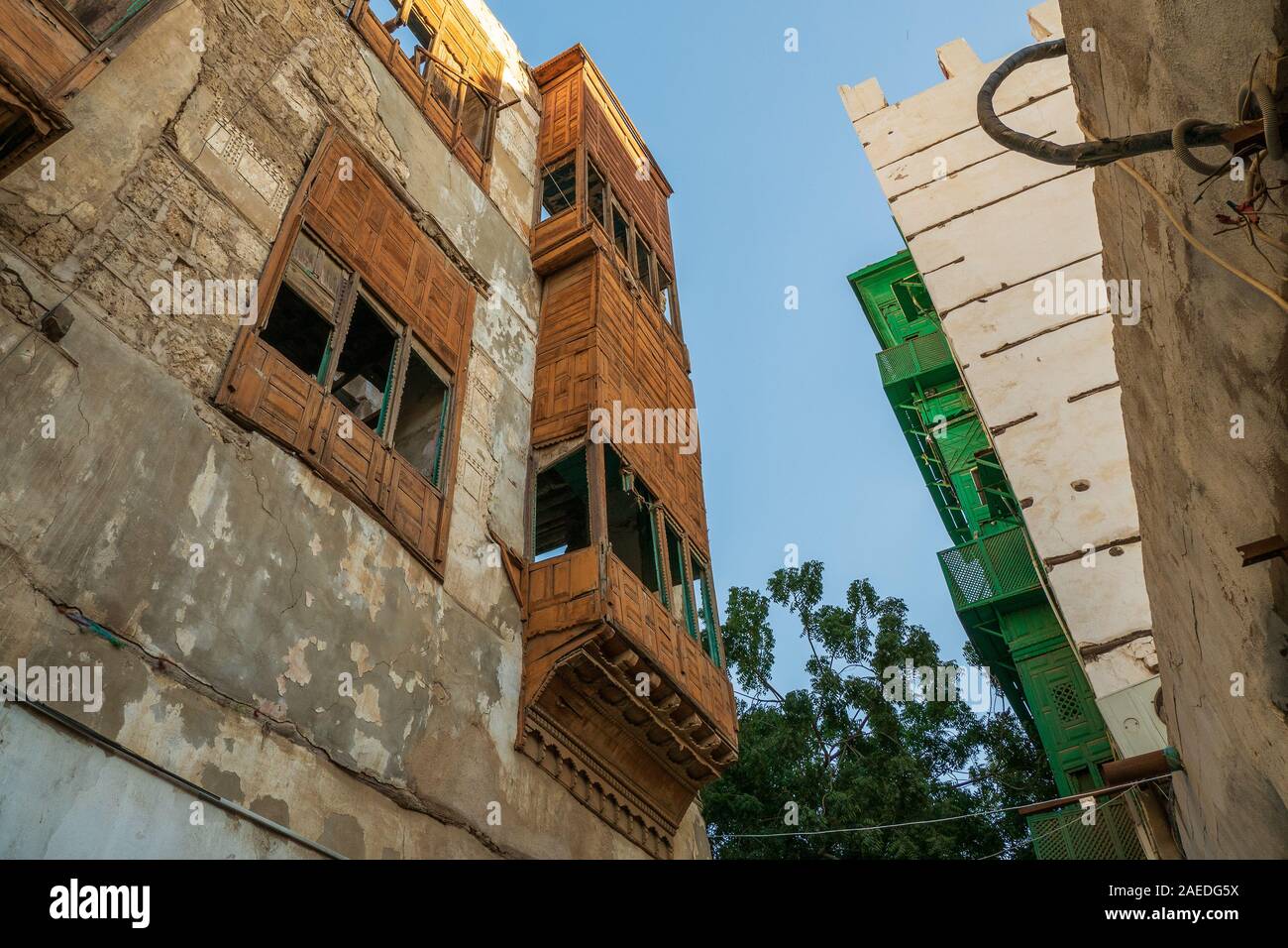 Außenansicht von heruntergekommenen traditionellen Wohngebäude an der Historic District, Al Balad, Altstadt von Jeddah, Saudi-Arabien Stockfoto