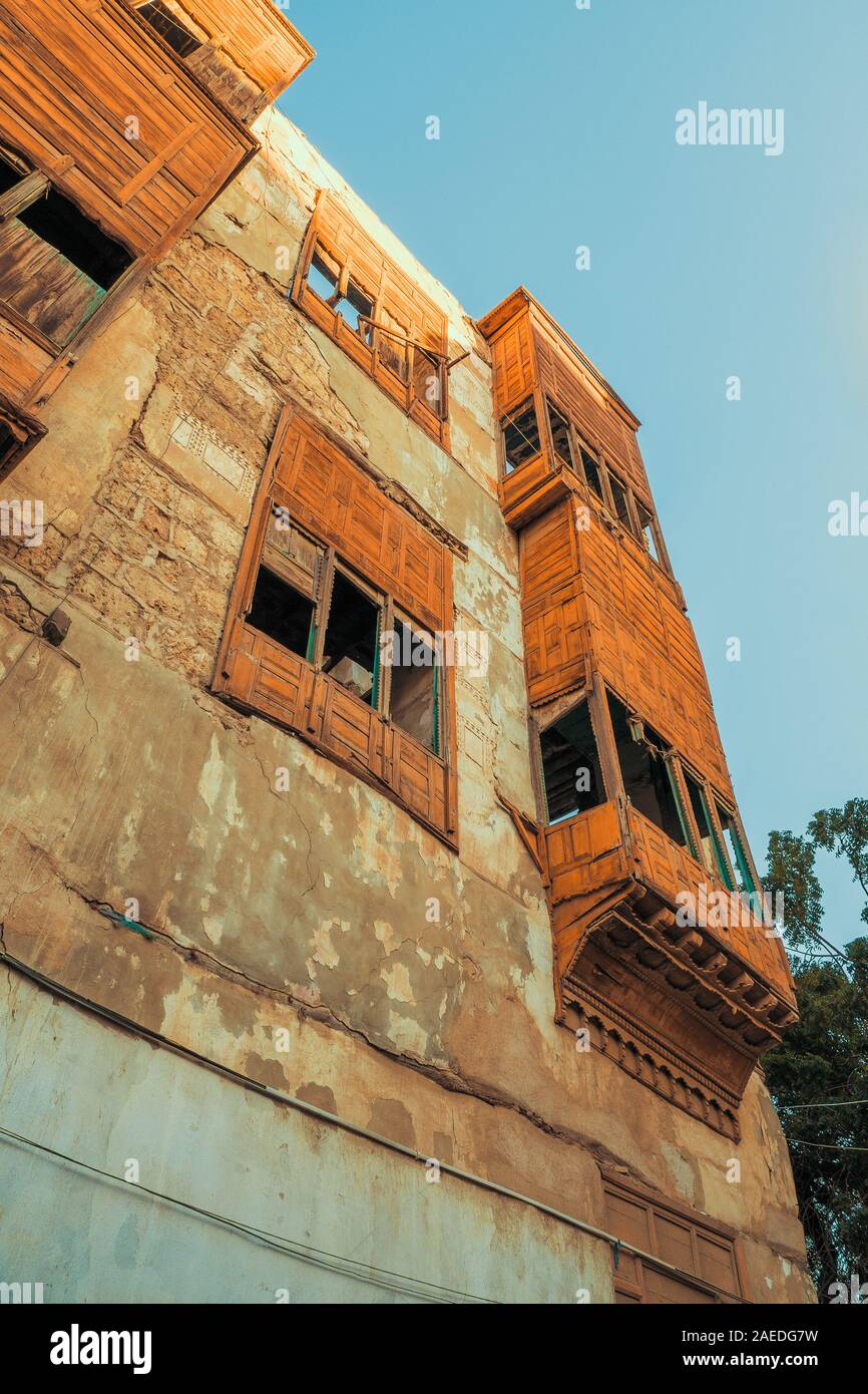 Außenansicht von heruntergekommenen traditionellen Wohngebäude an der Historic District, Al Balad, Altstadt von Jeddah, Saudi-Arabien Stockfoto