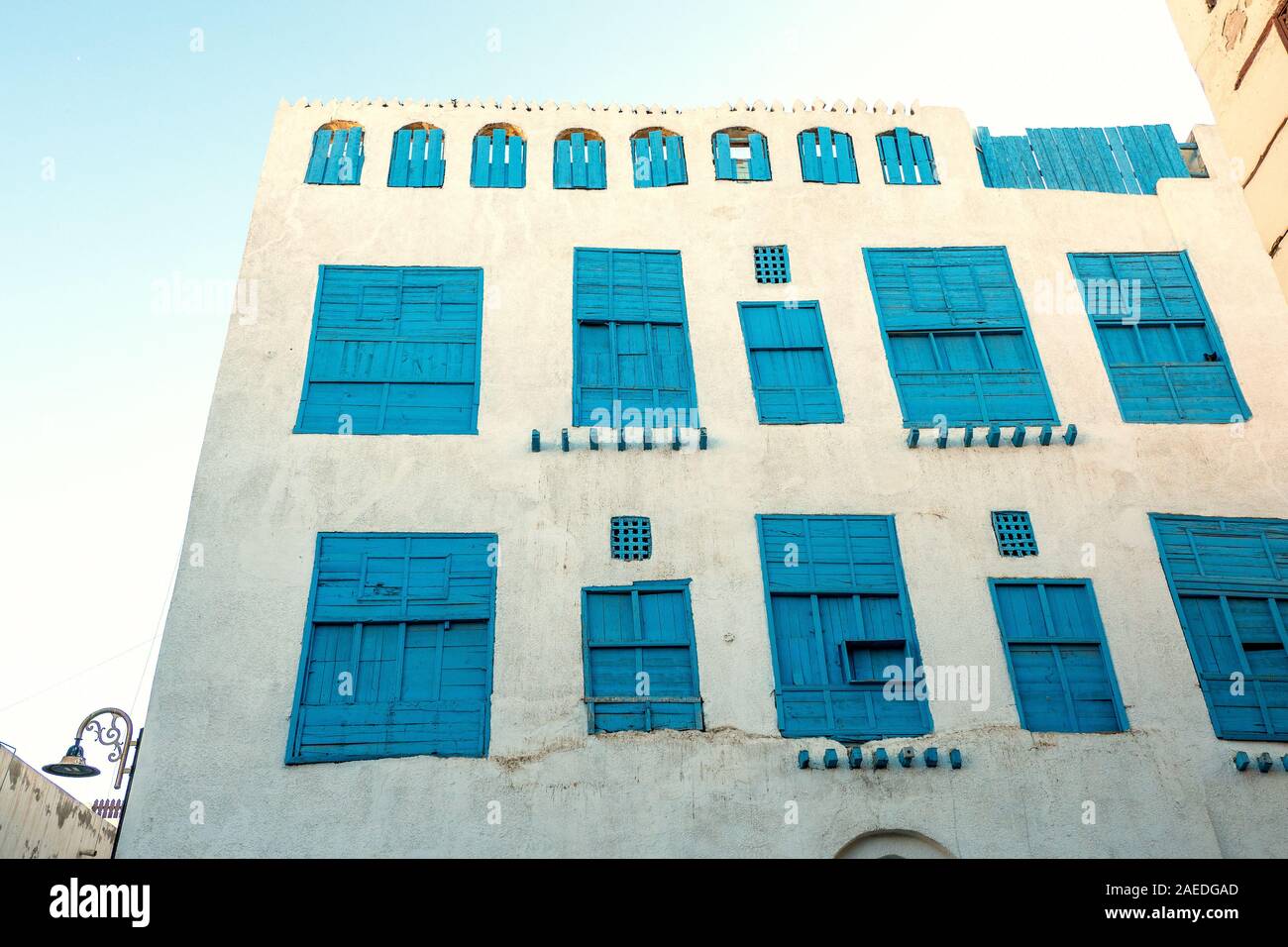 Außenansicht eines kürzlich renovierten traditionellen Wohngegend Stadthaus in der historischen Altstadt Al Balad, Jeddah, Saudi-Arabien Stockfoto