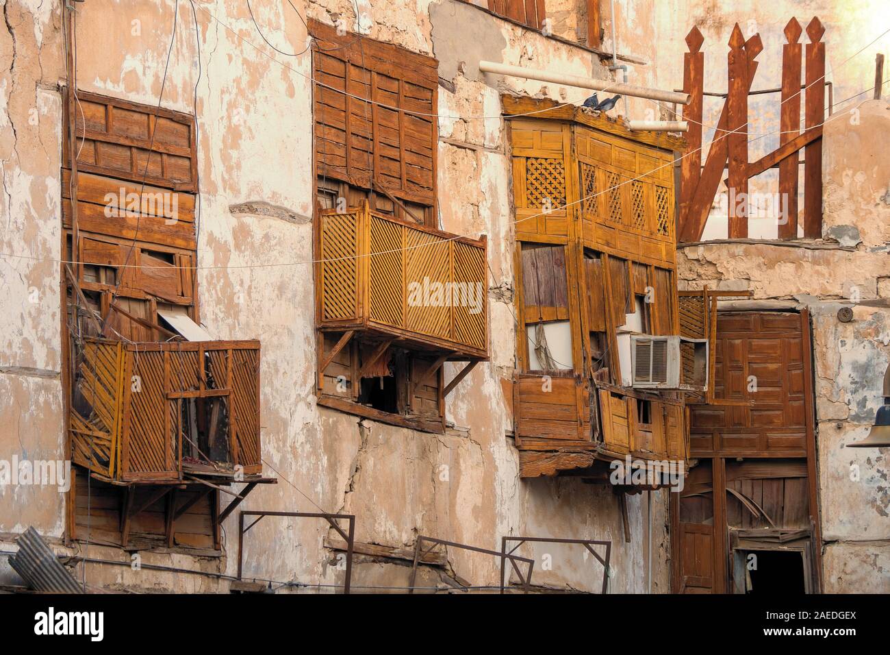 Außenansicht von heruntergekommenen traditionellen Wohngebäude an der Historic District, Al Balad, Altstadt von Jeddah, Saudi-Arabien Stockfoto