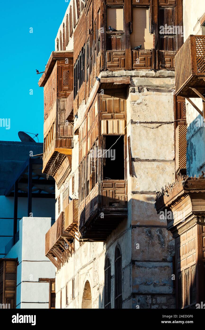 Außenansicht von heruntergekommenen traditionellen Wohngebäude an der Historic District, Al Balad, Altstadt von Jeddah, Saudi-Arabien Stockfoto