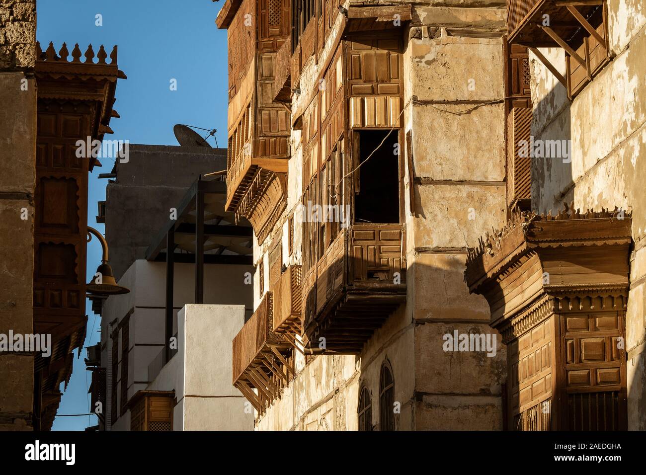 Außenansicht von heruntergekommenen traditionellen Wohngebäude an der Historic District, Al Balad, Altstadt von Jeddah, Saudi-Arabien Stockfoto