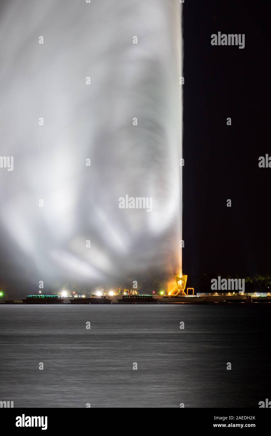 Die Düse der König Fahd's Fountain, der weltweit höchsten Brunnen, aus dem Süden Corniche, Jeddah, Saudi Arabien gesehen Stockfoto