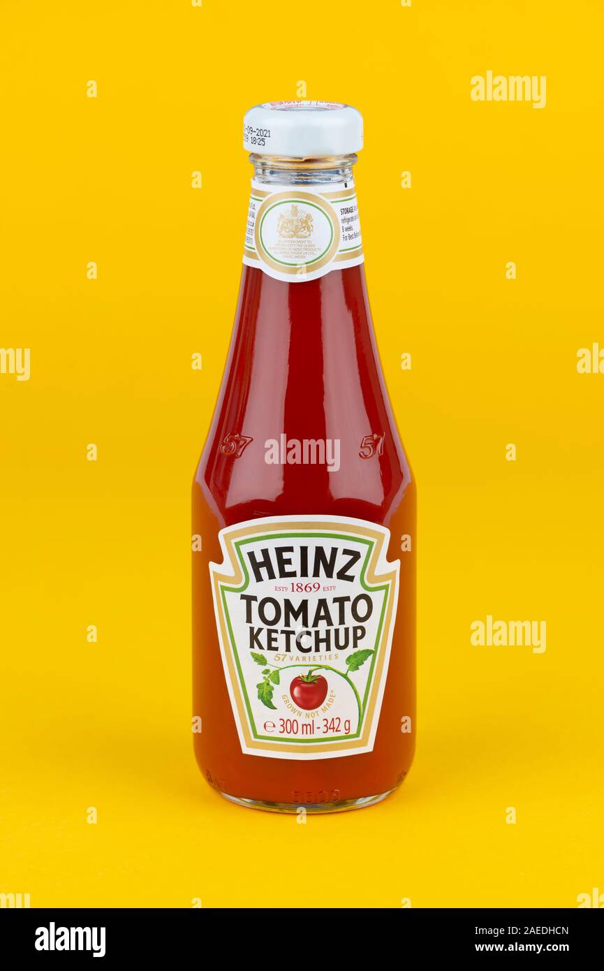 Eine Flasche Heinz Tomatenketchup Schuß auf einen gelben Hintergrund. Stockfoto
