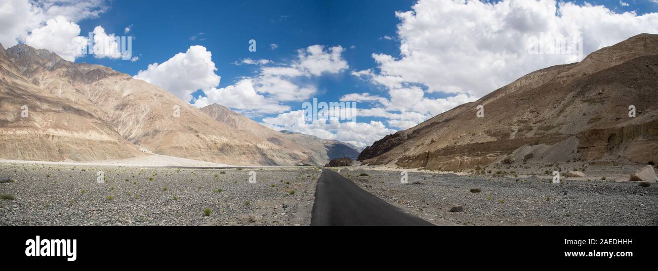 Panorama Blick auf die leere Straße obwohl Shyok Tal in Ladakh, Nordindien Stockfoto