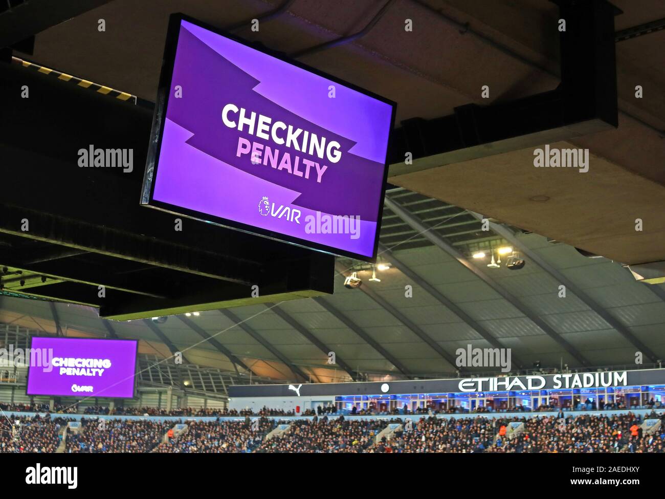 VAR-Video Schiedsrichterassistenten Kontrolle Strafe an Etihad Stadium MCFC Manchester City Football Club, England, Großbritannien Stockfoto